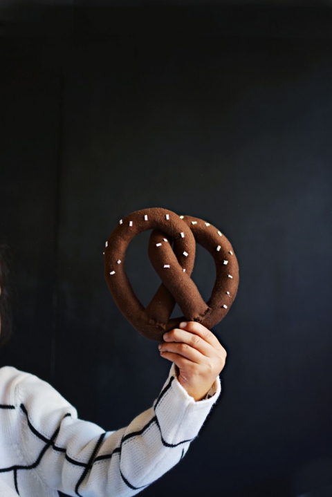 DIY-Mini-Pretzel-Pillow