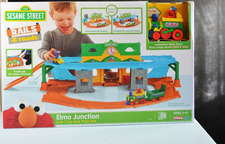 Elmo-Junction-Rails-&-Roads-Hasbro-Toy-Review