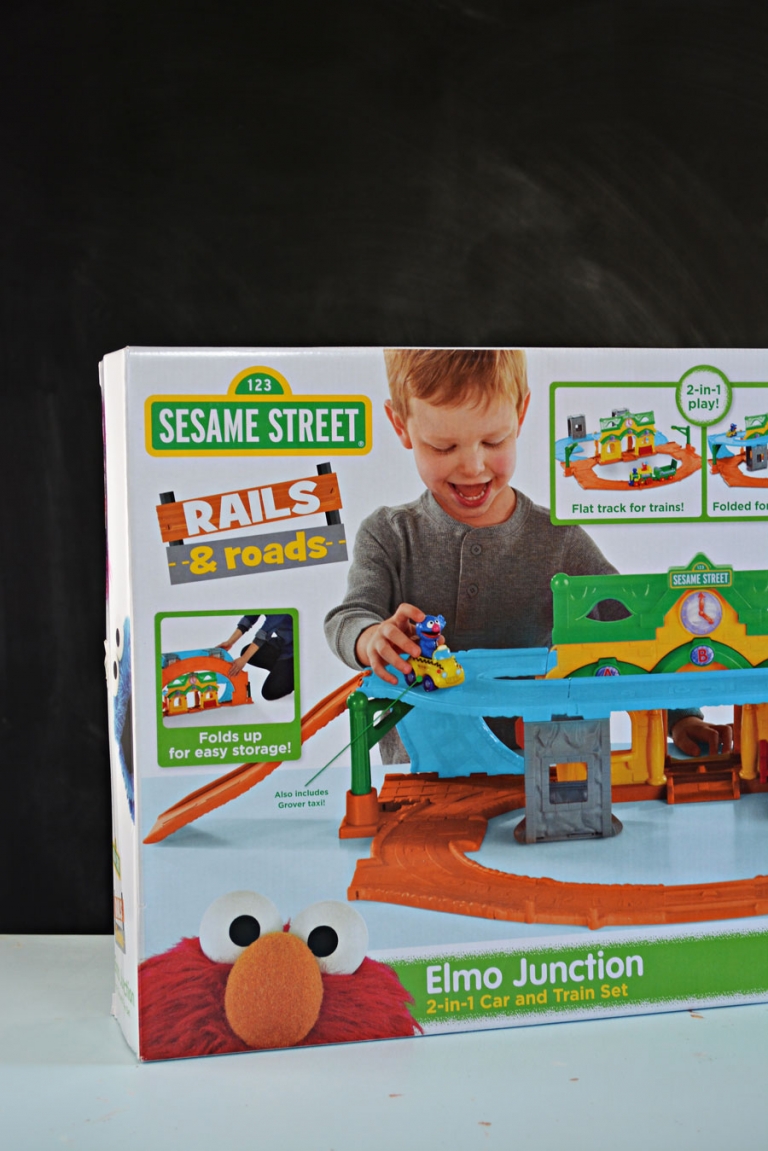 Elmo-Rails-&-Train-Set-Hasbro-Toy-Review